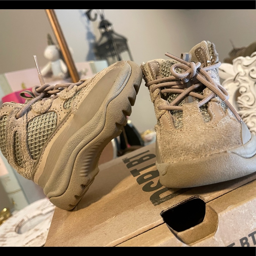 Yezzy boot desert sand size 5 toddler. (Kids)